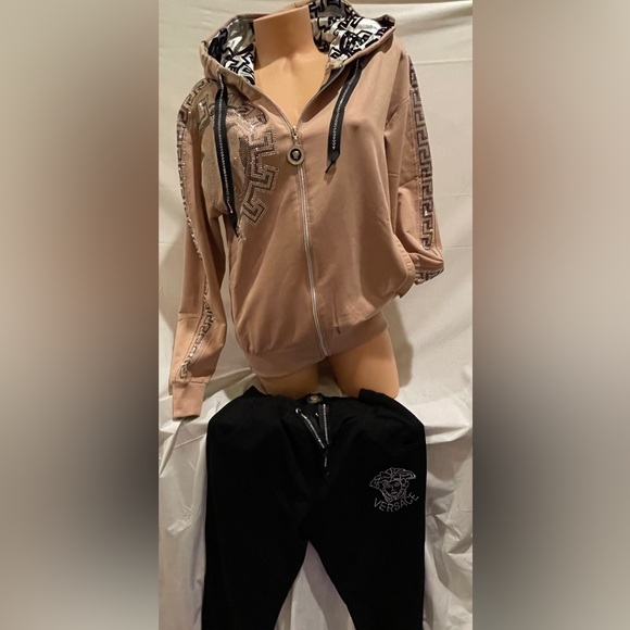 NEW VERSACE WOMEN BLING RHINESTONE 2PC SET ZIP HOODIE SWEATSHIRT & JOGGERS NICE! - Picture 3 of 10